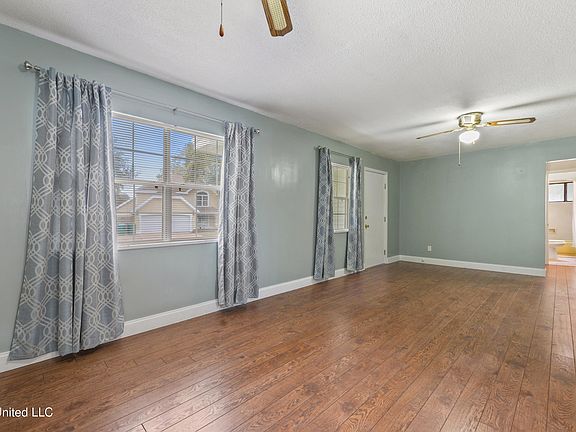 4th image of 260 Venetian Gdns
