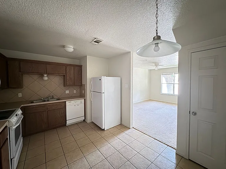 206 Veterans Ave — Photo 8