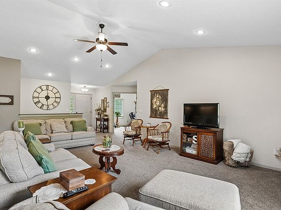 4th image of 801 N Kenwood Blvd
