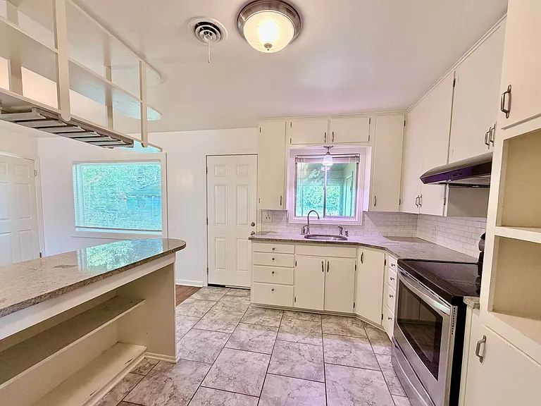 610 Stephen St — Photo 4