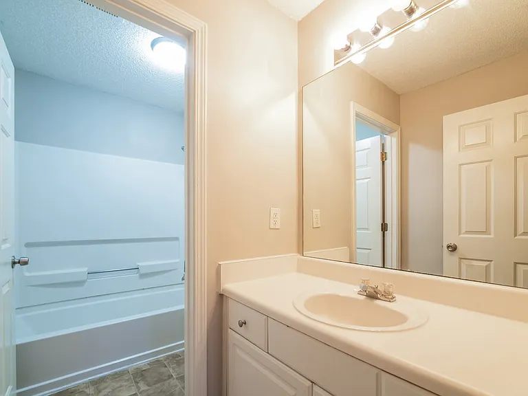 409 Robin Hill Ln — Photo 16