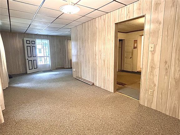 3rd image of 174 Douglas St