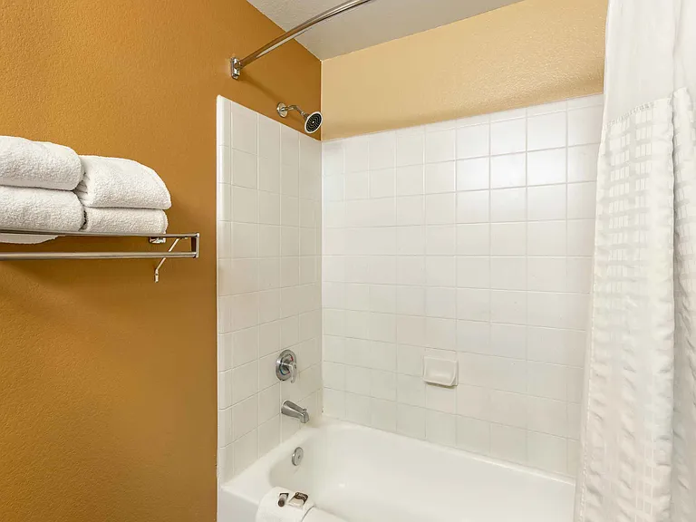 Deluxe Studio - 1 King Bed