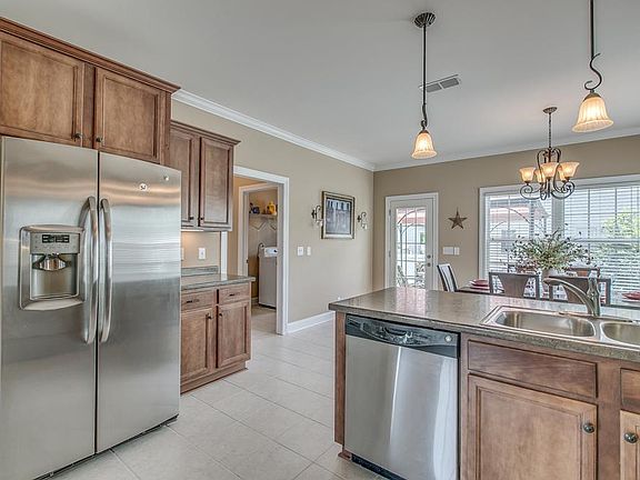 3rd image of 1522 Dewsbury Dr