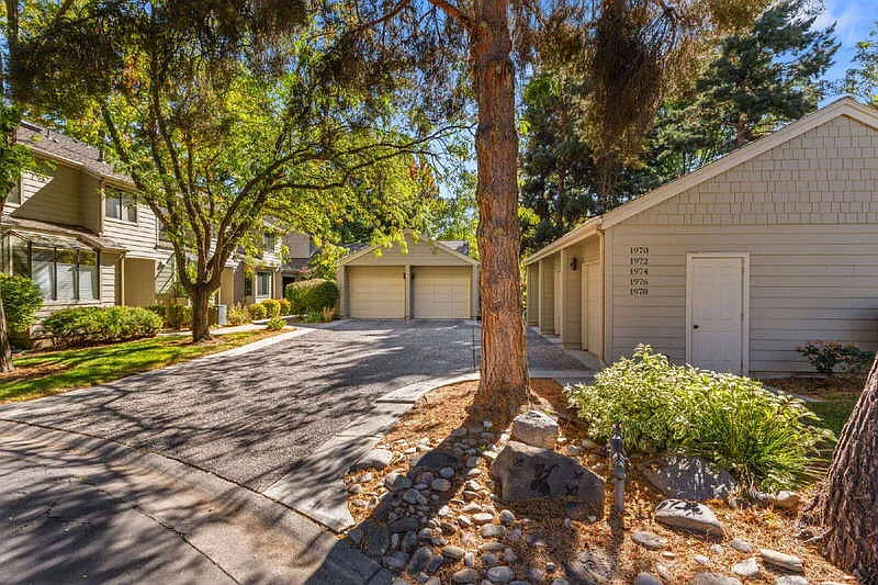 2 bed, 1.5 bath, 1030 sqft, $3,750 — Photo 3