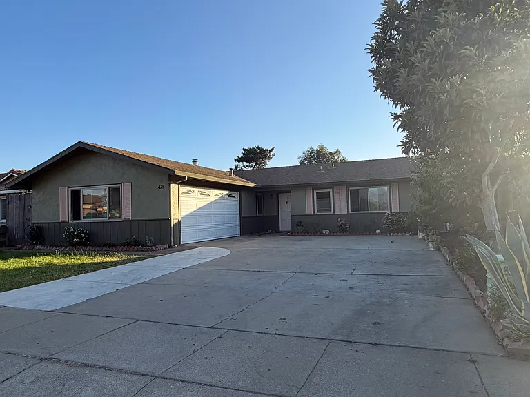 435 Fairview Dr — Photo 1