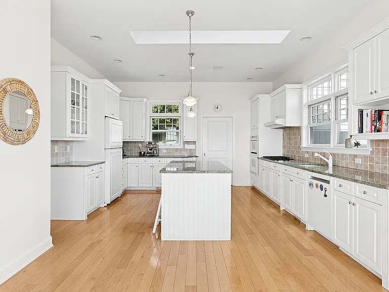 83 Startop Dr — Photo 9