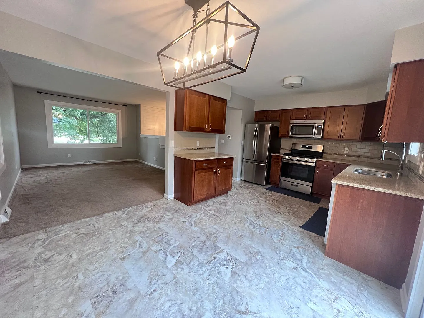 Adorable 4 Bedroom, 2 Full Bathroom Home! Forest Hills! — Photo 4