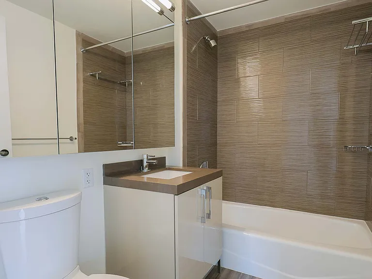 450 W 42nd St — Photo 76