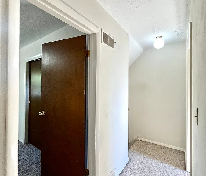 Oak Manor Dr — Photo 37