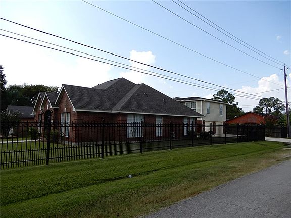 2nd image of 8051 Tavenor Ln