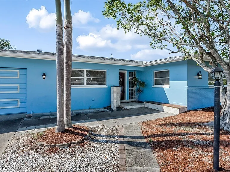806 Entrada Dr N — Photo 2