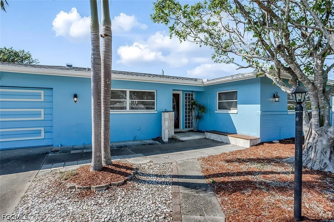 Building Photo - 806 Entrada Dr N