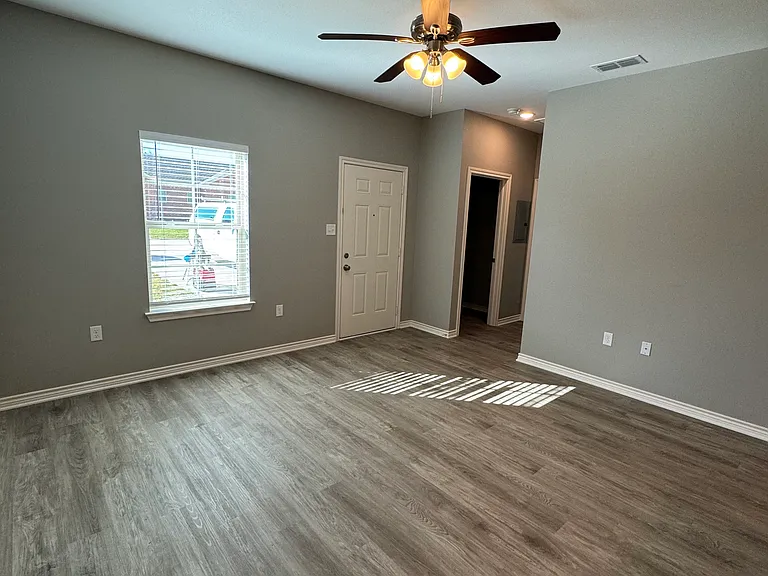 572 Ivy Ln — Photo 13
