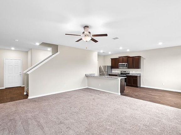 3rd image of 719 Wonderland Dr
