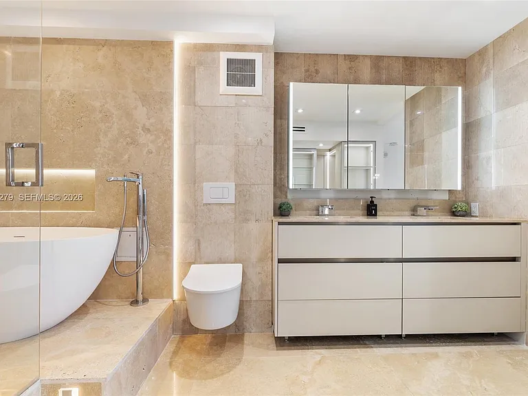 2301 Collins 1011 #1011 — Photo 11