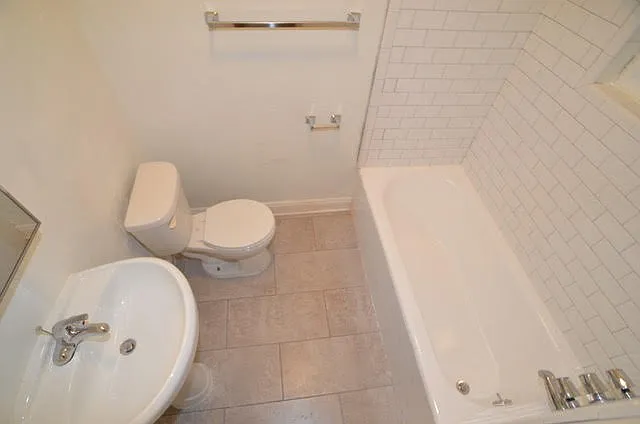 La Chandelle Apts...Charming building...Renovated Apartments Available...Hardwood Floors! — Photo 30
