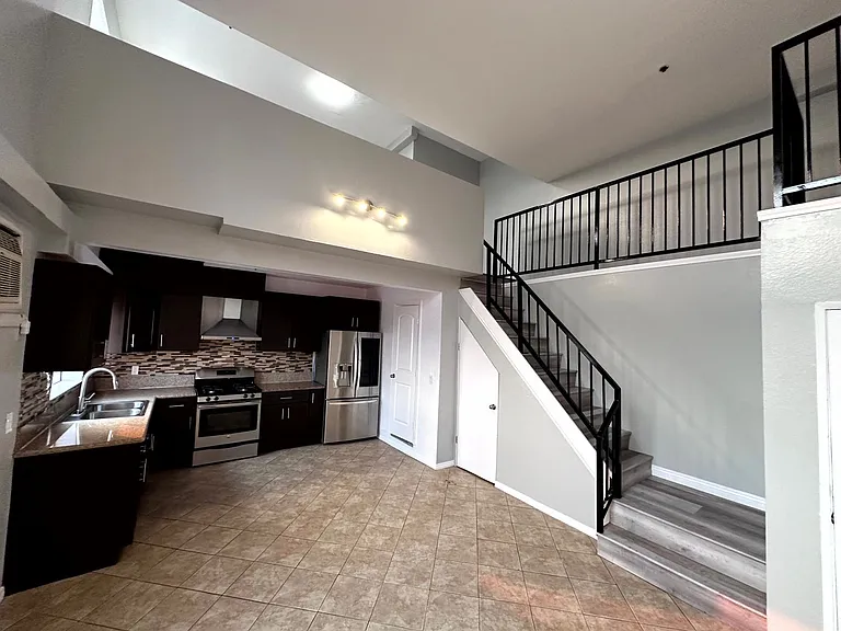 432 N Kingsley Dr. — Photo 7