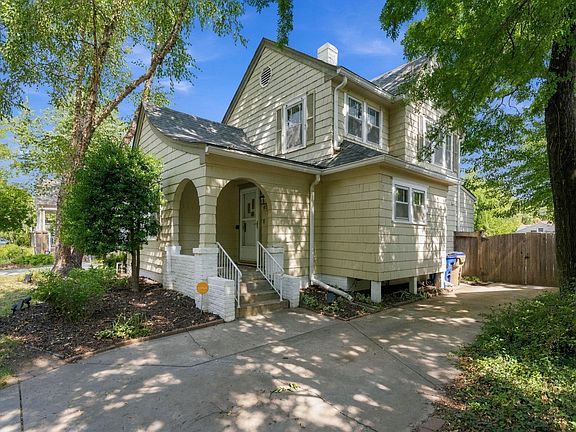 2nd image of 636 N Crestway St