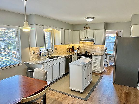 3rd image of 3058 Balsam Ct