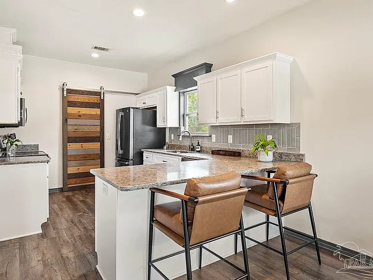 301 Dwight Ave — Photo 9