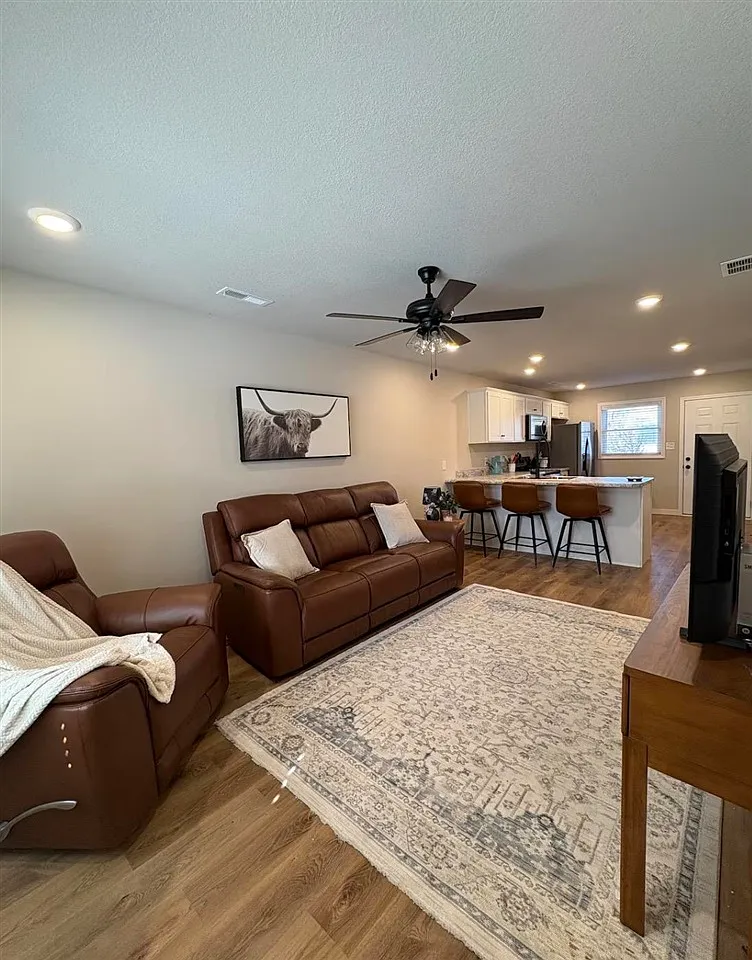 2 bed, 1000 sqft, $1,100 — Photo 2