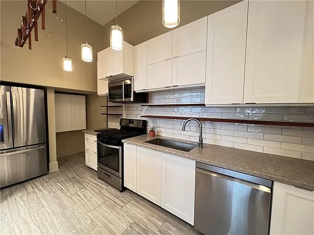 1669 Robert St — Photo 14