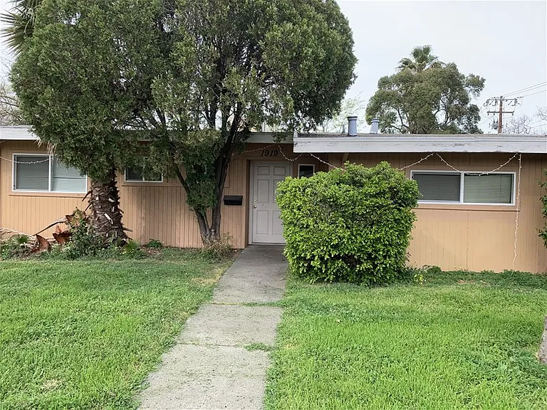 1919 Wahl Way — Photo 1