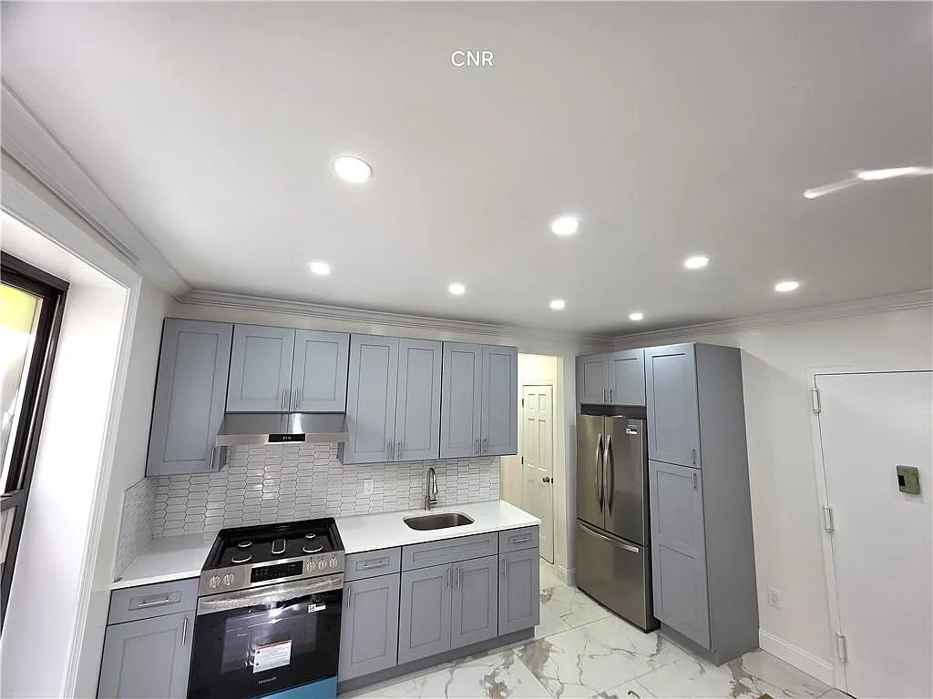 2 bed, 1.0 bath, 3280 sqft, $2,500 — Photo 2