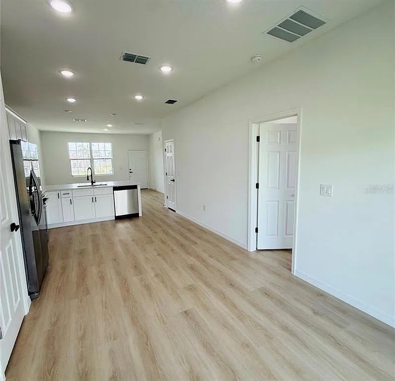3 bed, 2.0 bath, 2832 sqft, $1,900 — Photo 4