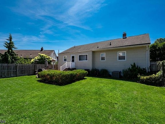 5th image of 44 Lorrie Ln