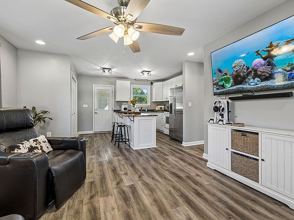 5th image of 402 Lealand Ln