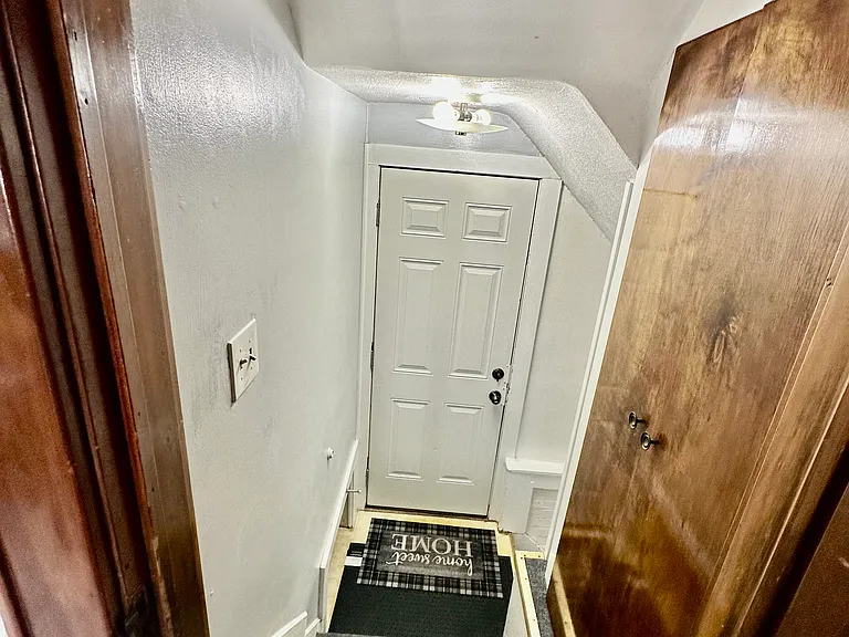 Side entrance to the kitchen