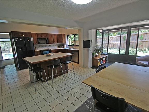 5th image of 202 Riverbend Blvd