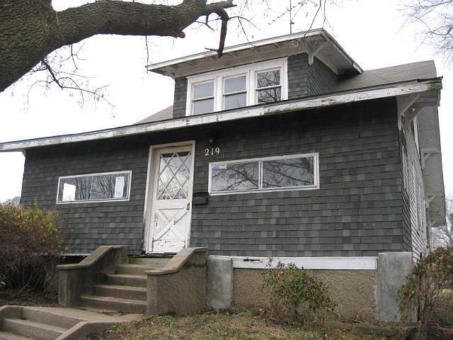 1st image of 219 E Lincoln St