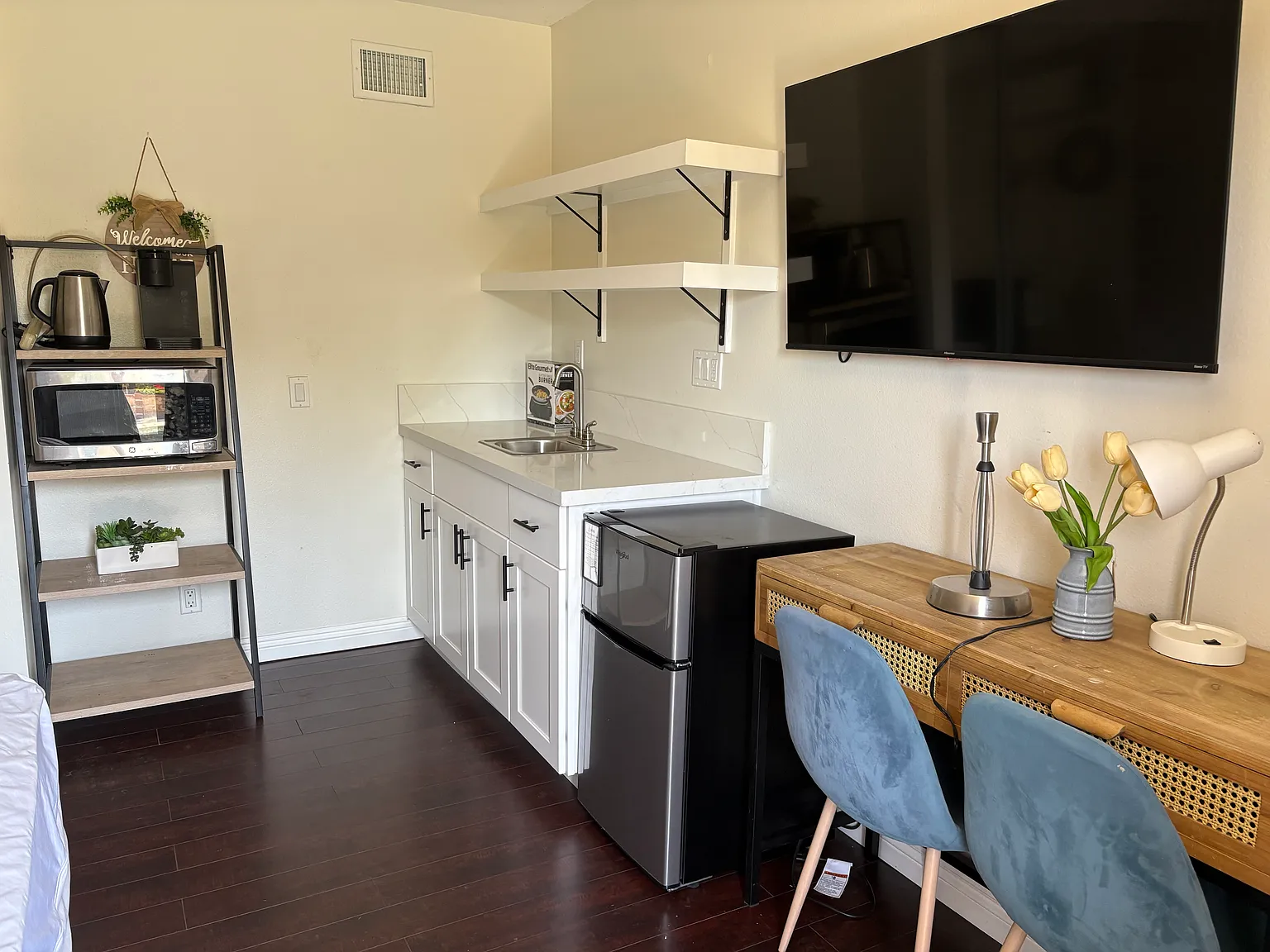Studio, 200 sqft, $1,450 — Photo 3