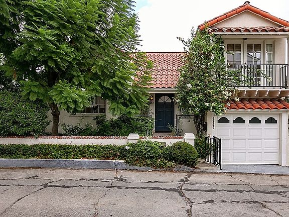 4th image of 2472 Hollyridge Dr