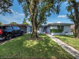 860 Ixora Ln, Plantation, FL 33317