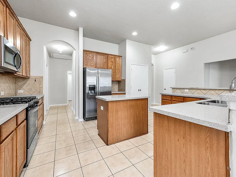 927 Hannah Falls Ln — Photo 14