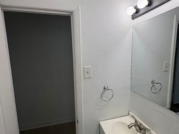 5th image of 1344-1346 Hyde Park Blvd