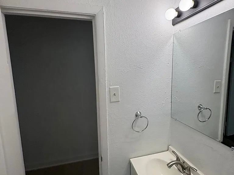 1344-1346 Hyde Pk Blvd — Photo 14
