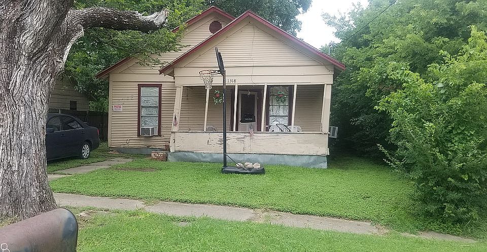 1st image of 1318 E Collin St