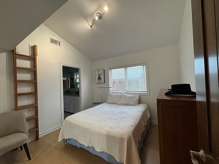 1740 Mathews Ave — Photo 26