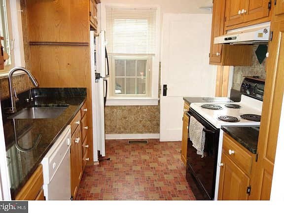4th image of 220 Maiden Ln