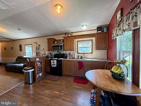 5th image of 128 Country Ln