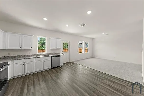 2107 Burnwood St — Photo 9