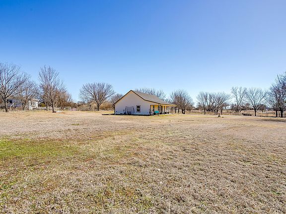 4th image of 301 Willow Cir