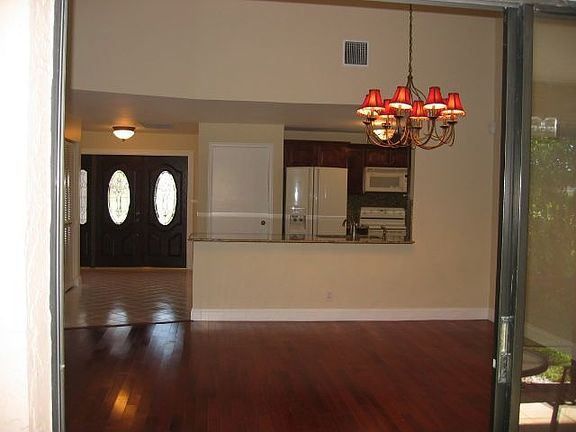 SPACIOUS DINING ROOM