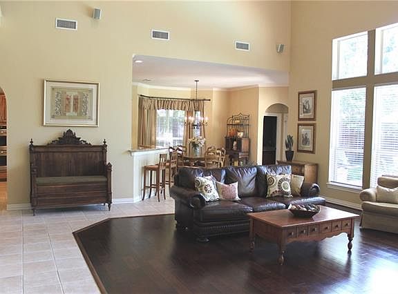5th image of 380 Bedford Dr