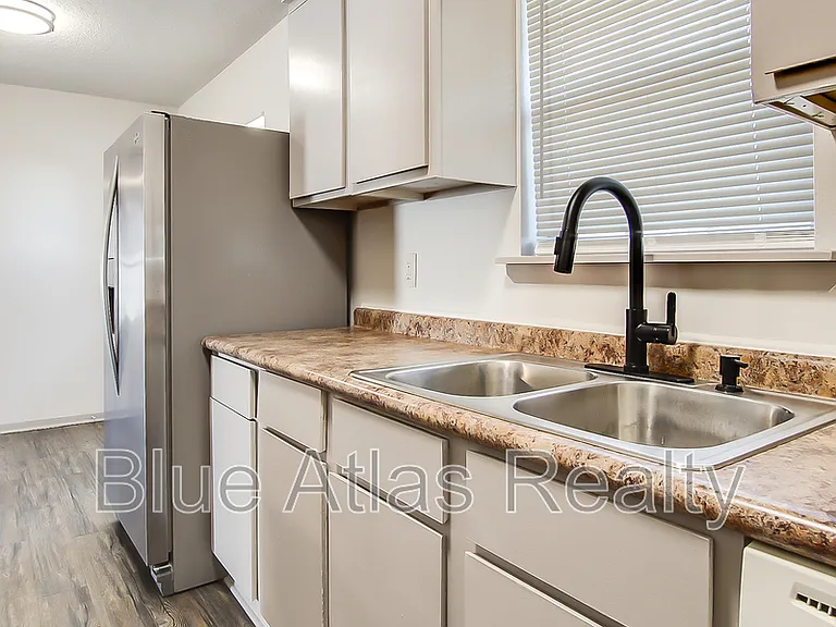 702 Catherine Ln — Photo 7